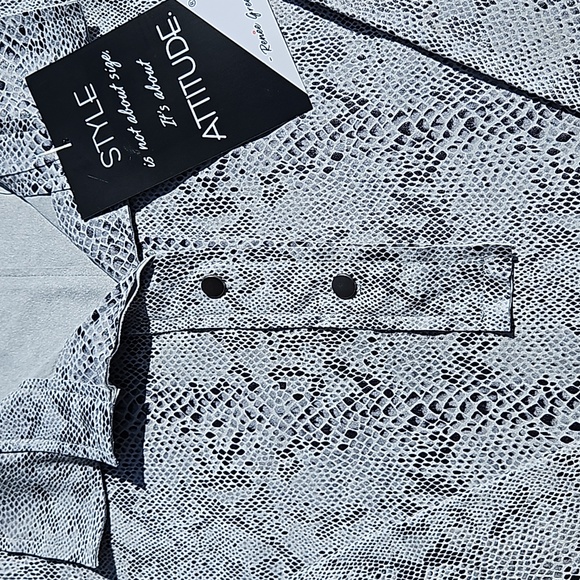 *NWT* Attitudes by Renee Python Print Top - Picture 5 of 11